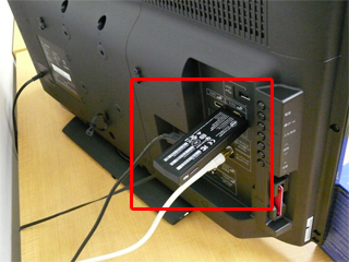 テレビのHDMI端子に『Compute Stick』を挿しているシーン